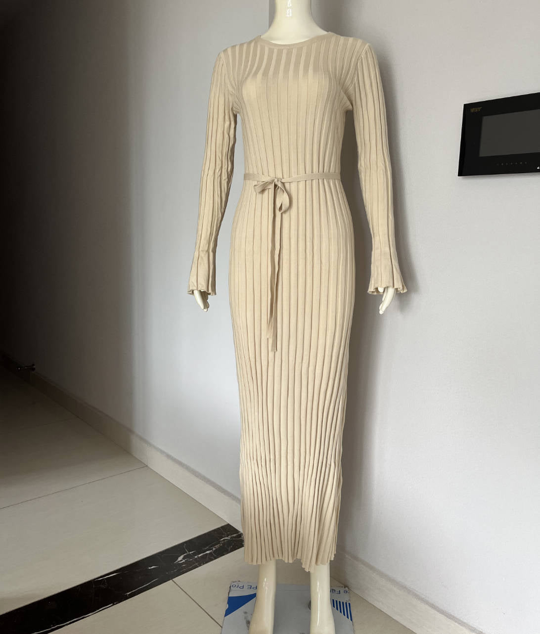 Robe pull longue en maille côtelée beige clair
