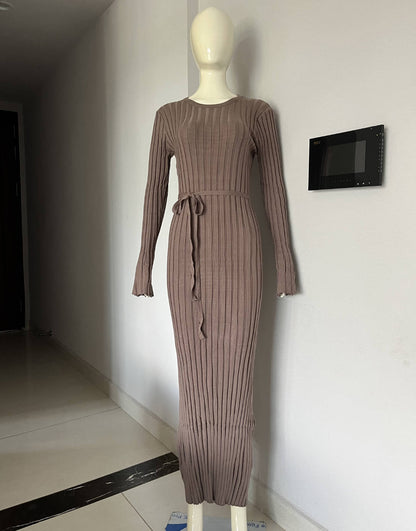 Robe pull longue en maille côtelée taupe