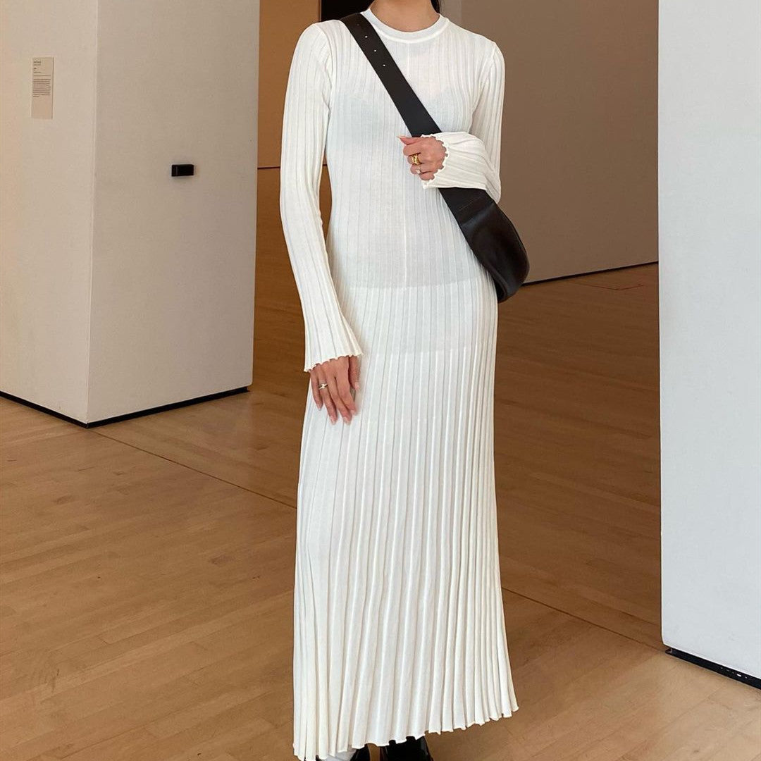 Robe pull longue en maille côtelée blanche portée