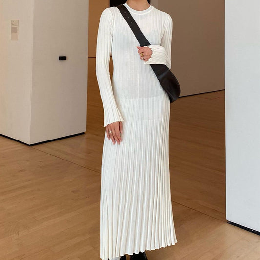 Robe pull longue en maille côtelée blanche portée