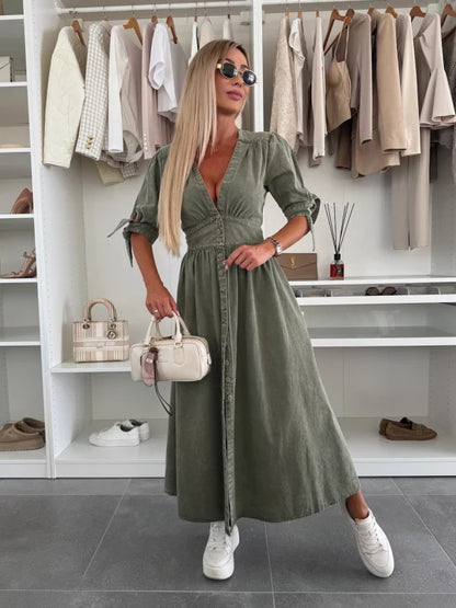 Robe chemise femme vert militaire boutonnée portée
