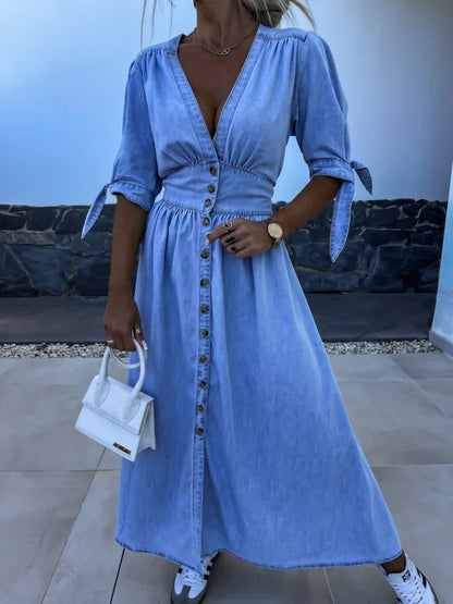 Robe chemise longue femme bleue portée